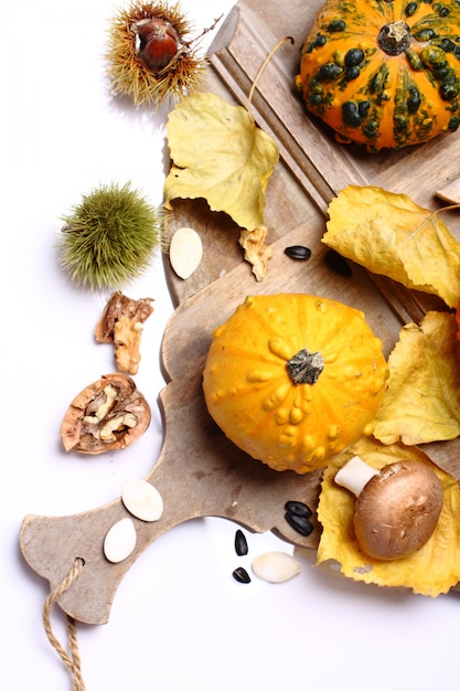 Composición del otoño (tablero de madera viejo de las calabazas). Concepto de día de acción de gracias