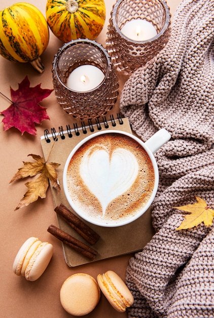 composición de otoño con taza de café y hojas de otoño