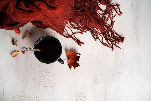 Composición de otoño. Una taza de café con leche, un suéter de mujer, hojas de otoño. Endecha plana, vista superior, espacio de copia. Foto de alta calidad