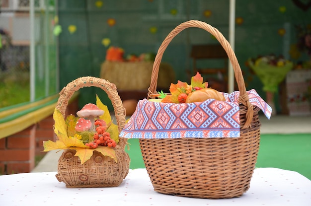 Composición de otoño con verduras y frutas en cestas de mimbre