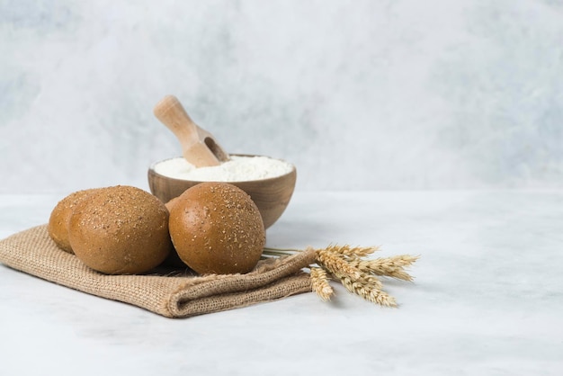 Foto composición de pan de bollo dietético negro mini italiano sobre fondo blanco