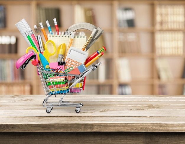 Composición de papelería escolar en carrito de compras