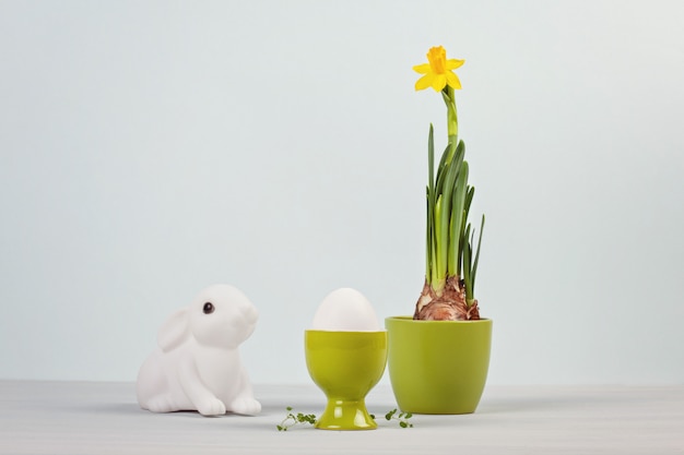 Composición de Pascua con conejitos y huevos.