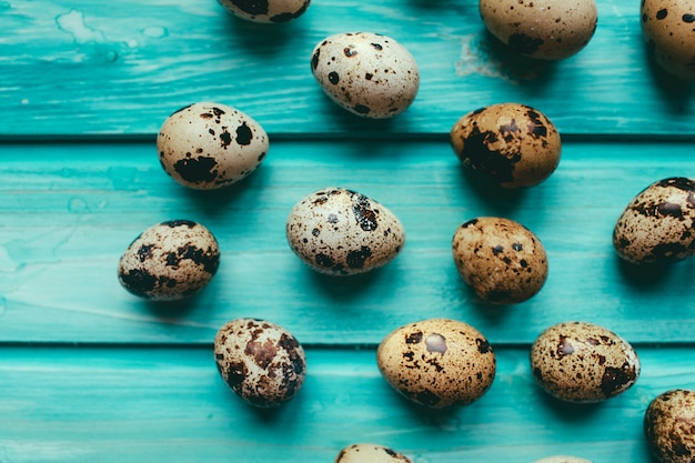 Foto composición de pascua decoración interesante y huevos de pascua en un hermoso fondo
