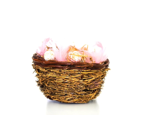 Composición de Pascua con decoración tradicional Pequeños huevos decorativos de colores y suaves plumas