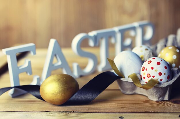 Composición de Pascua flor y huevos sobre fondo de madera