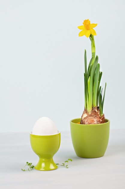 Composición de Pascua con flores y huevos.