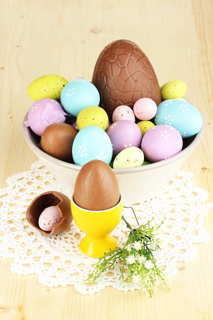 Composición de Pascua y huevos de chocolate y simnel en primer plano de la mesa de madera