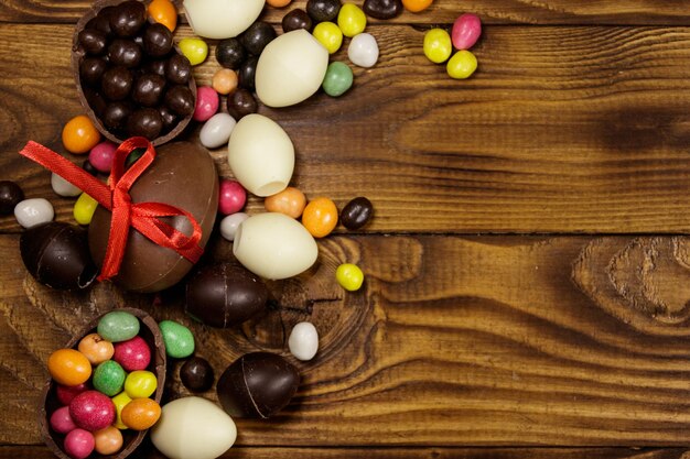 Composición de pascua con huevos de chocolate sobre fondo de madera