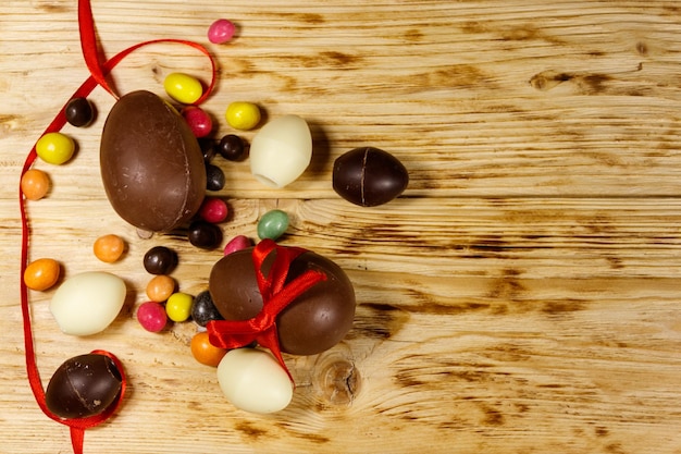 Composición de pascua con huevos de chocolate sobre fondo de madera