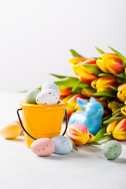 Composición de Pascua con huevos de codorniz y tulipanes