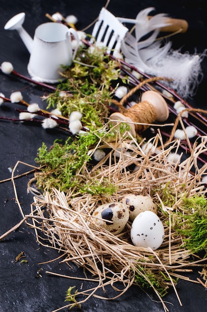 Composición de Pascua con huevos de codorniz