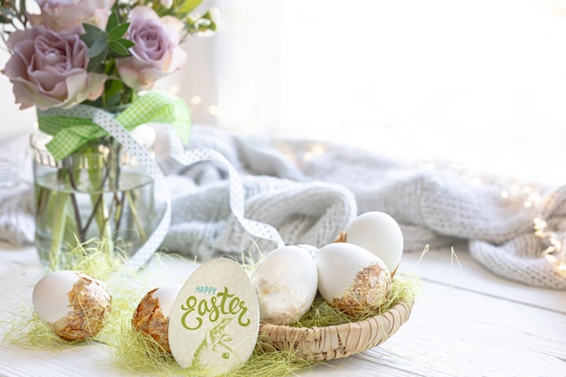 Composición de pascua con huevos decorados y espacio de copia de flores.