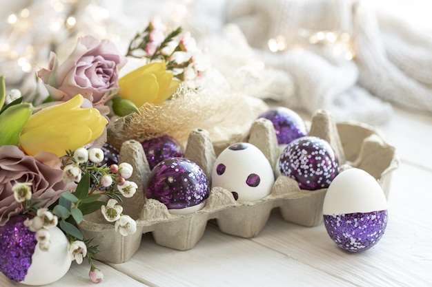 Composición de pascua con huevos decorativos y flores de cerca