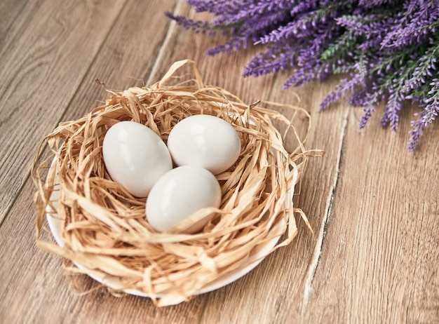 Foto composición de pascua con huevos en mesa de madera