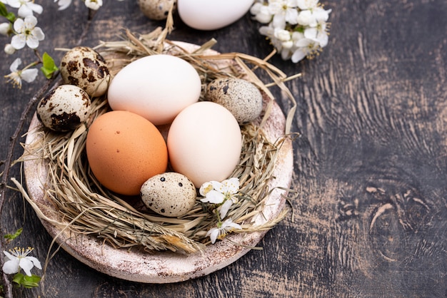 Composición de Pascua con huevos y rama floreciente