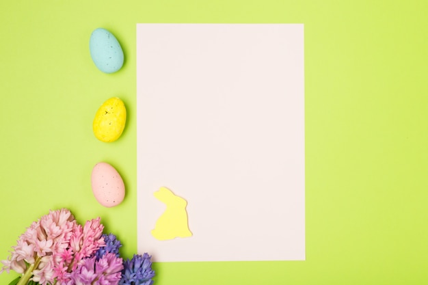 Composición de Pascua con jacintos, huevos, conejo y papel en blanco. Antecedentes. Concepto de pascua.