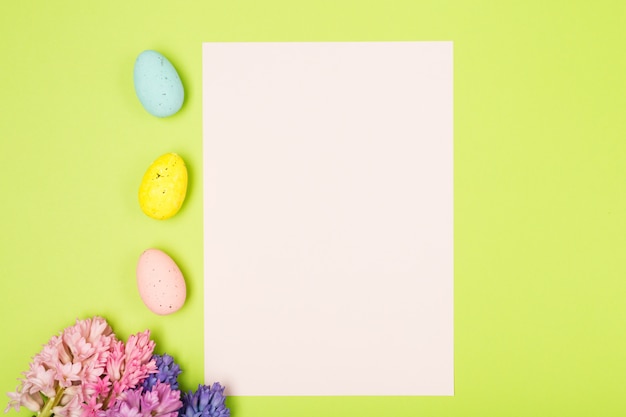 Composición de Pascua con jacintos, huevos, conejo y papel en blanco. Antecedentes. Concepto de pascua.