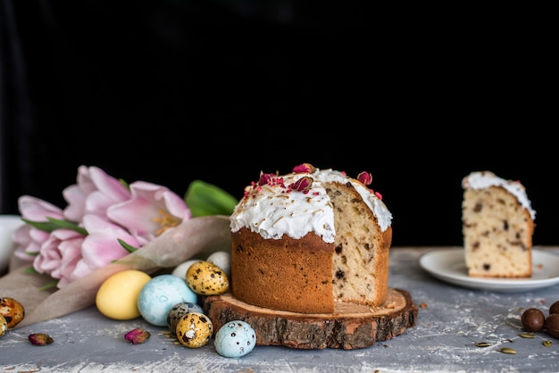 Composición de Pascua con pan dulce, kulich y huevos sobre una superficie gris