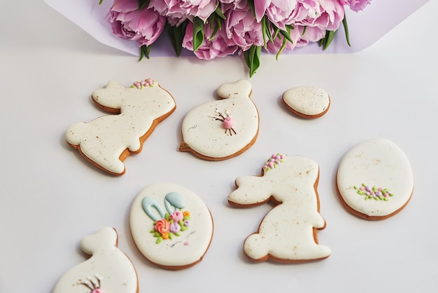 Composición de Pascua con pan dulce pan de jengibre conejos y huevos ramo de flores tulipán Desayuno de vacaciones Galletas de jengibre de Pascua tradicionales Plantilla de tarjeta de felicitación de Pascua