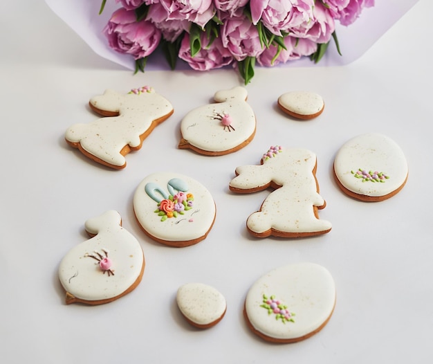 Composición de Pascua con pan dulce pan de jengibre conejos y huevos ramo de flores tulipán Desayuno de vacaciones Galletas de jengibre de Pascua tradicionales Plantilla de tarjeta de felicitación de Pascua