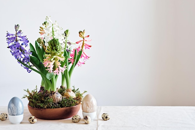Composición de Pascua a partir de flores de jacinto y huevos de codorniz sobre mantel de lino Zero Waste Easter