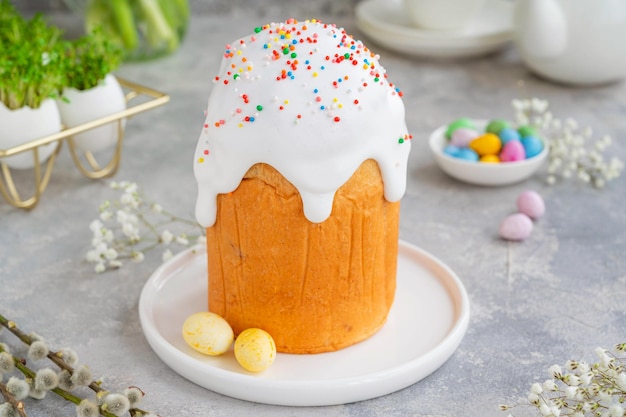 Composición de Pascua Pastel de Pascua ucraniano Kulich con glaseado de azúcar y caramelos de azúcar Paska Bread