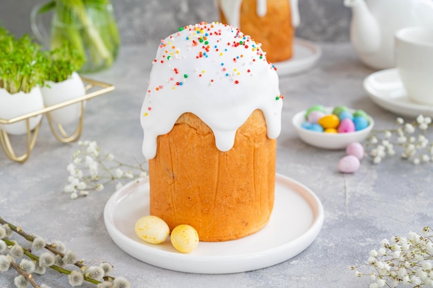 Composición de Pascua Pastel de Pascua ucraniano Kulich con glaseado y caramelos de azúcar Paska Pan de Pascua