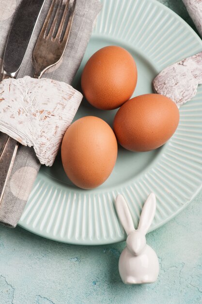 Composición de Pascua con plato, huevos