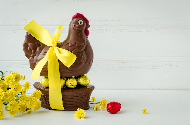 Foto composición de pascua con pollo con chocolate y huevos