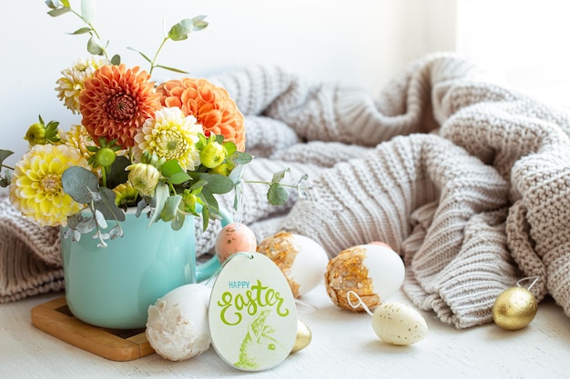 Composición de Pascua con un ramo de flores y huevos sobre un fondo borroso