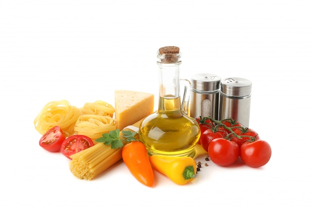 Foto composición con pasta e ingredientes para cocinar aislado en blanco