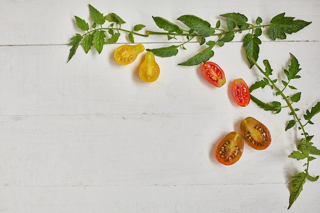 Composición de patrón laico plano con tomates maduros frescos sobre fondo blanco con espacio de copia Vista superior de alimentos sabrosos y saludables