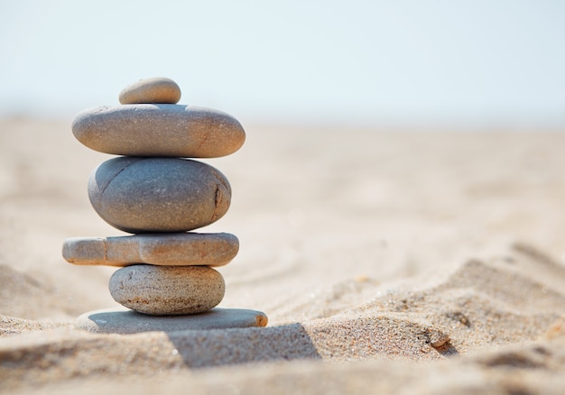 Composición de piedra en la playa