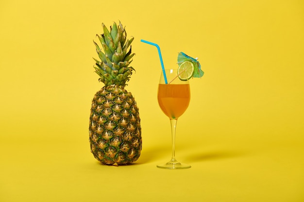 Composición de una piña y delicioso jugo en vidrio decorado