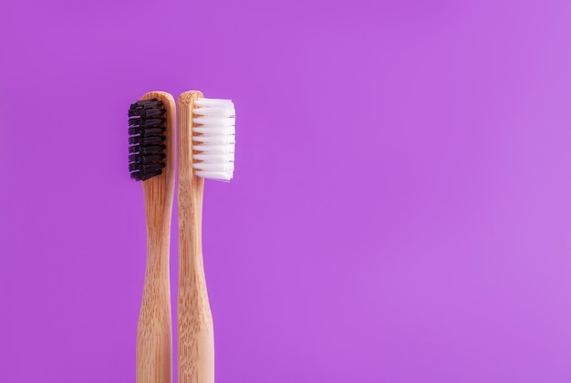 Composición plana con cepillo de dientes de bambú espacio para texto sobre fondo de color