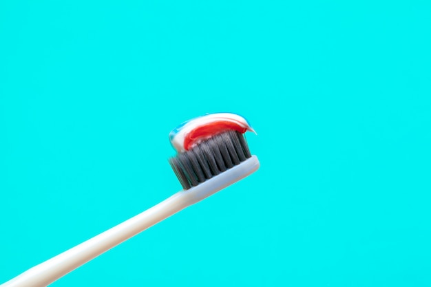 Composición plana con cepillos de dientes manuales en color, de cerca