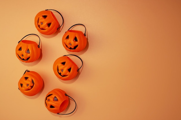 Composición plana con cubos de truco o regalo de Halloween en un fondo naranja