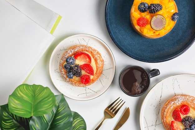 Foto composición plana con deliciosas tortillas de bayas sobre un fondo blanco