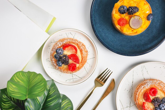 Foto composición plana con deliciosas tortillas de bayas sobre un fondo blanco