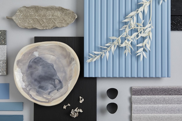 Composición plana de un elegante moodboard de arquitecto con muestras de pintura textil paneles y baldosas de láminas de madera azul Paleta de colores blanco, negro, azul y gris claro Espacio de copia Plantilla