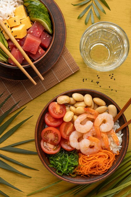 Composición plana endecha de delicioso poke bowl