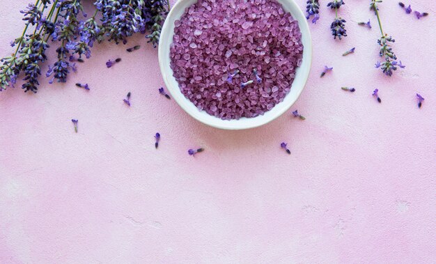 Composición plana con flores de lavanda y cosmética natural.