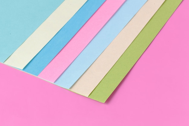 Foto composición plana de geometría de papeles de color