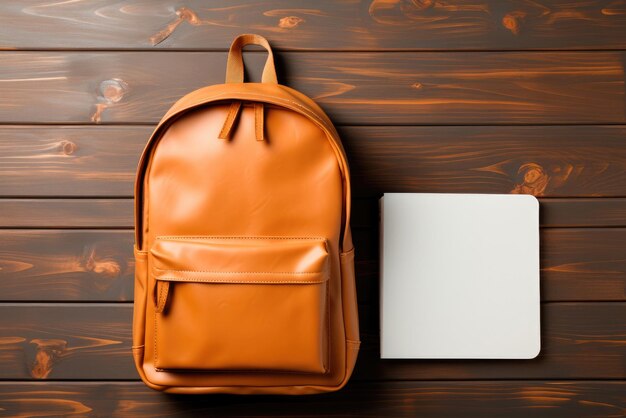 Composición plana con mochila y papelería escolar sobre fondo de madera