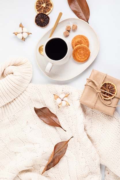 Composición plana de otoño con regalo artesanal y hojas secas