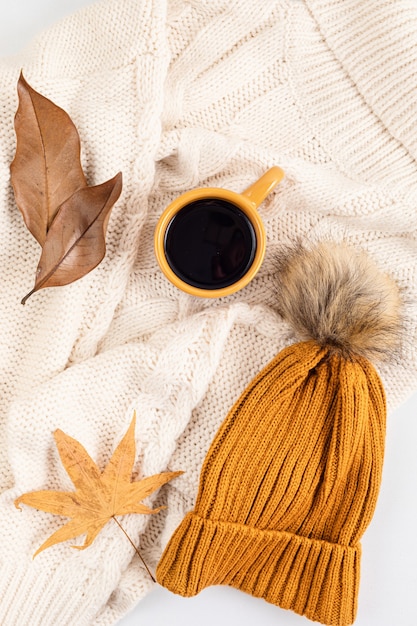 Composición plana de otoño con suéter cálido y confortable.