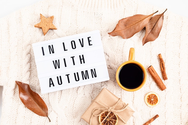 Composición plana de otoño con suéter cálido y confortable.