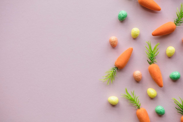 Composición plana de pascua con huevos de pascua y zanahorias