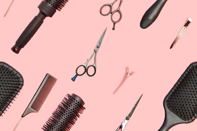 Composición plana con peluquería en superficie rosa. Set de peluquería con herramientas y equipos: tijeras, peines y pinzas para el cabello. Servicio de peluquería y salón de belleza. Patrón sin costuras